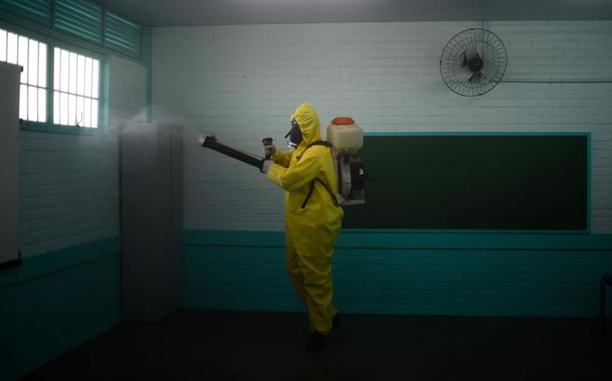 La sanitización de un salón de clases en Brasilia. (EFE)
