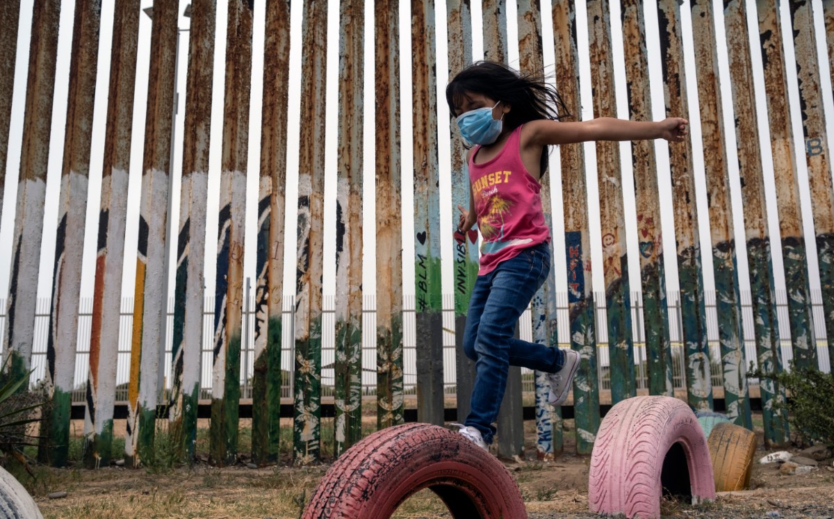 Una niña juega en un lugar de Tijuana. Foto: AFP