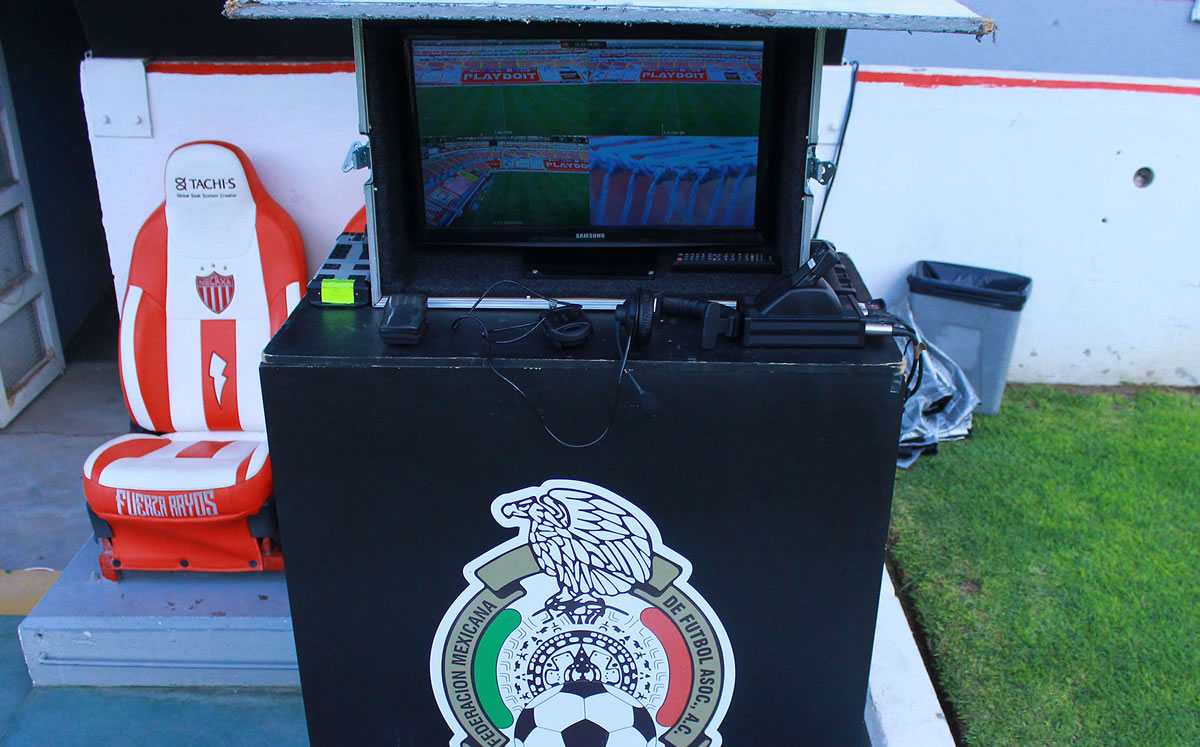 El VAR, requerido desde temprano en el juego (Imago7)