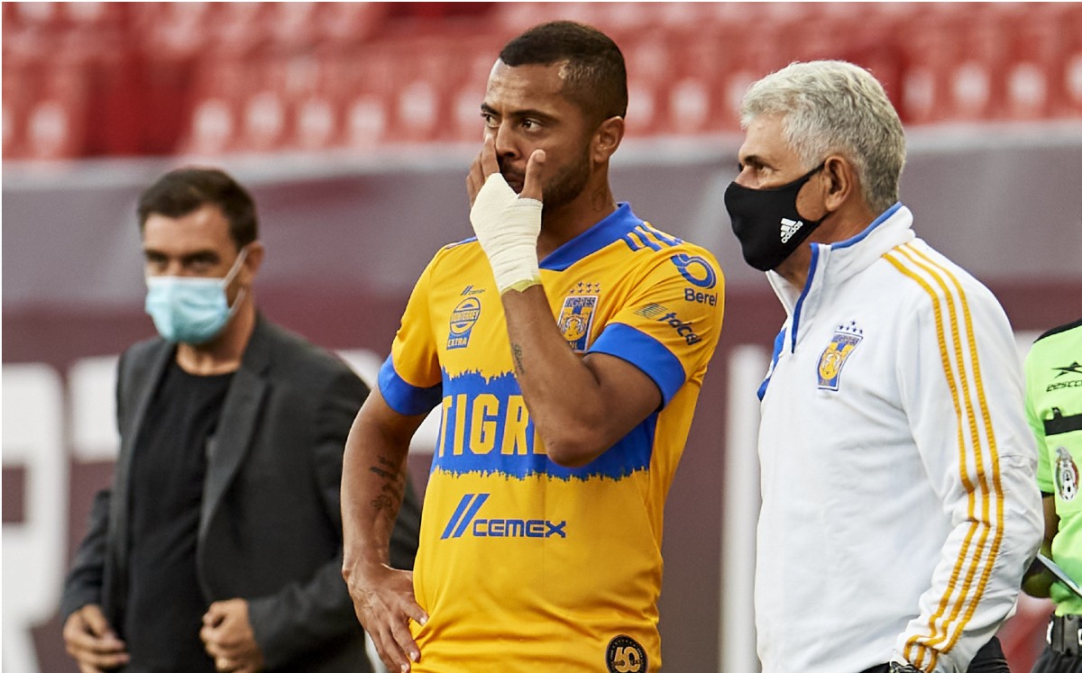 El Tuca ha salido protegido con el cubrebocas a lo largo del Guard1anes 2020. FOTO: Mexsport.