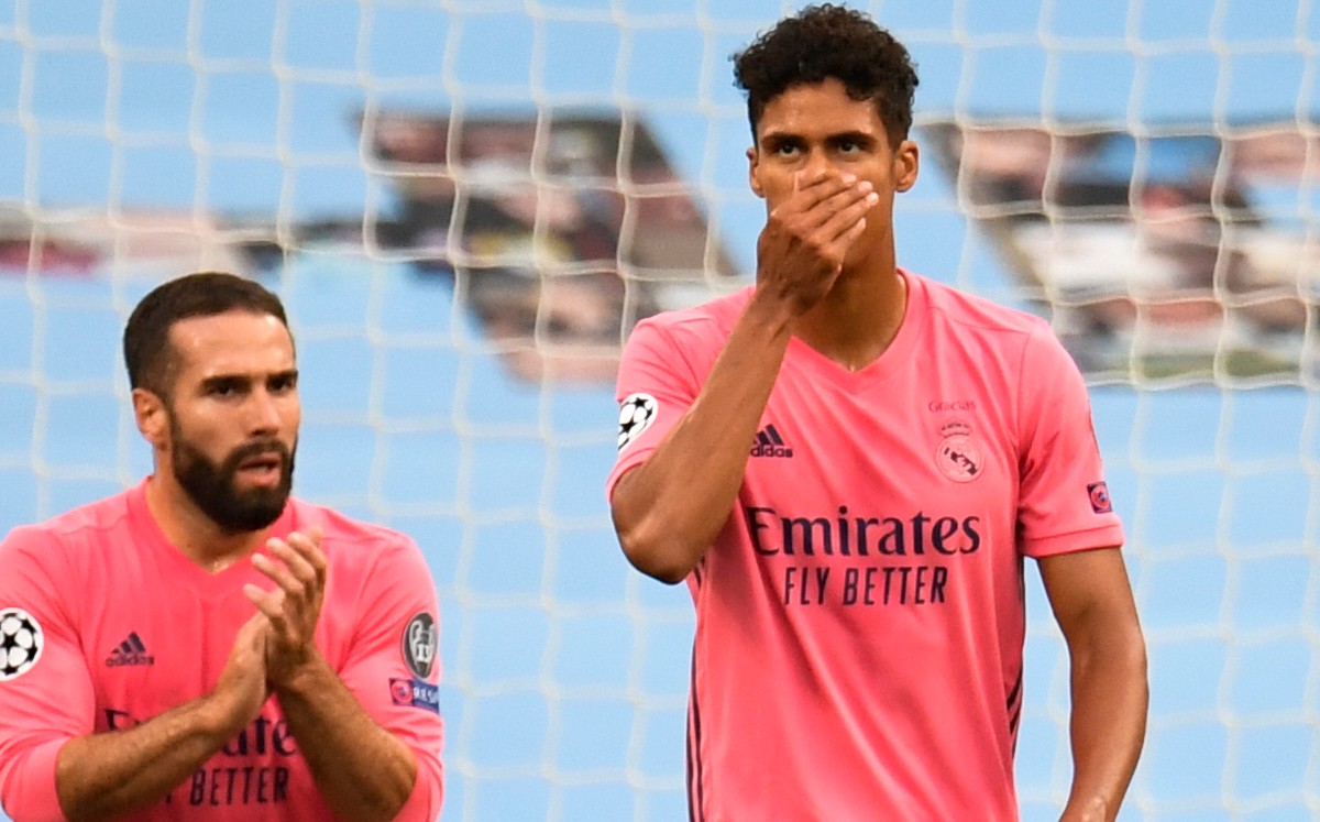Varane tuvo que cargar la derrota del Madrid tras dos fallas ante el City. FOTO: AFP.