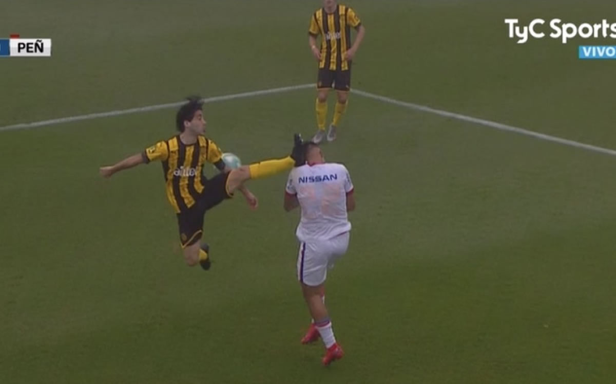 Britos le pegó una plancha en la cara a Suárez (Captura de video)