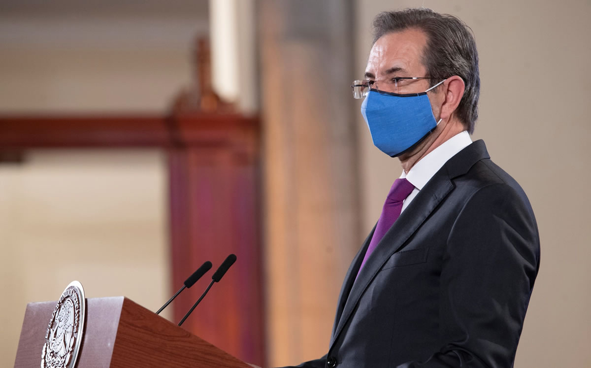 Esteban Moctezuma Barragán indicó que los libros de texto serán sanitizados. (Foto: EFE)