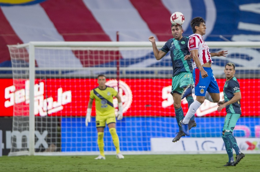 José Juan Macías pelea el balón por aire. FOTO: Mexsport.