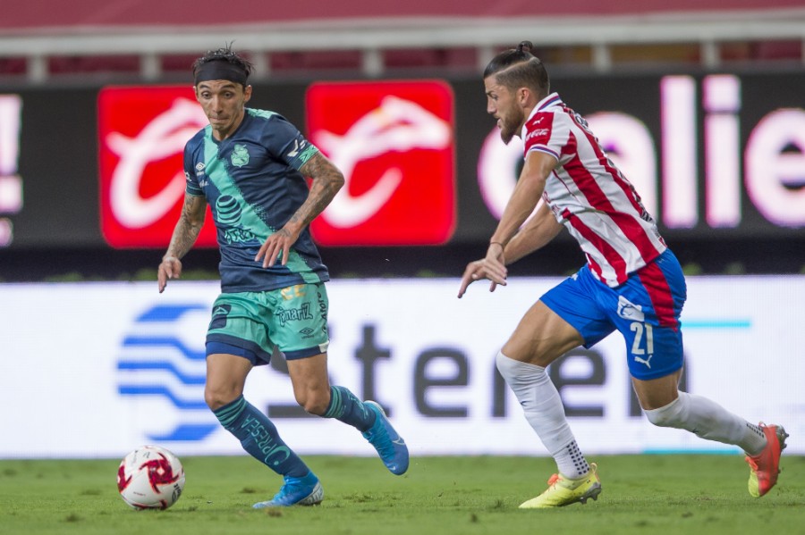Hiram Mier intenta recuperar el balón ante los poblanos. FOTO: Mexsport.
