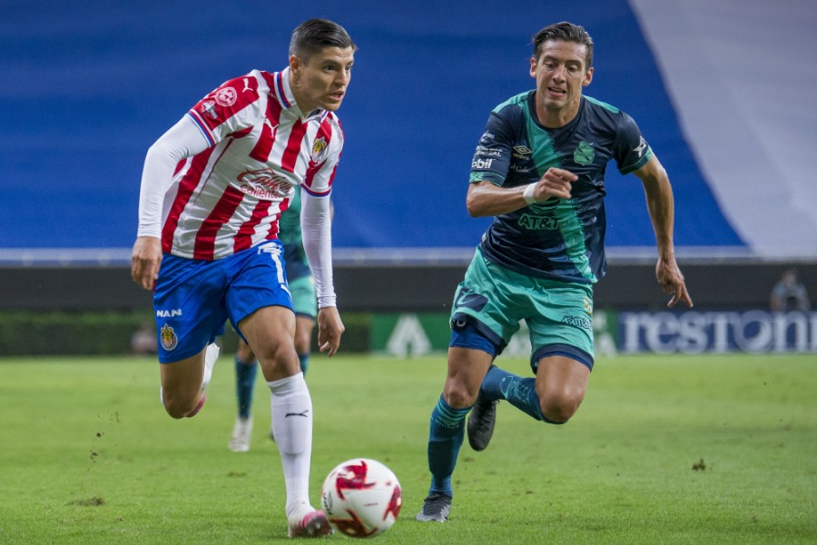 Ronaldo Cisneros conduce el esférico ante La Franja. FOTO: Mexsport.
