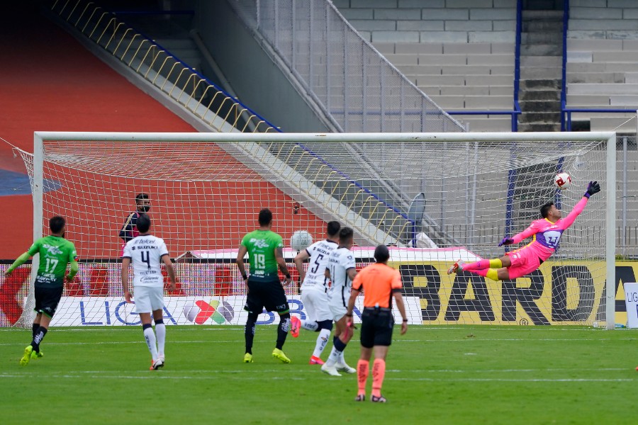 Alfredo Talavera no pudo evitar el gol del empate de los Bravos de Juárez. FOTO: Imago7.