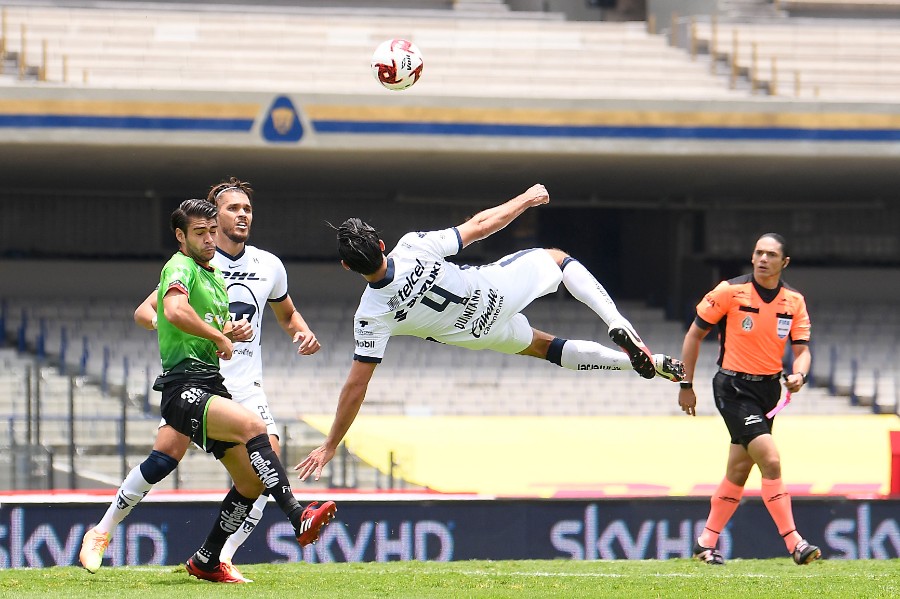 Luis Quintana intenta una chilena ante Juárez. FOTO: Imago7.