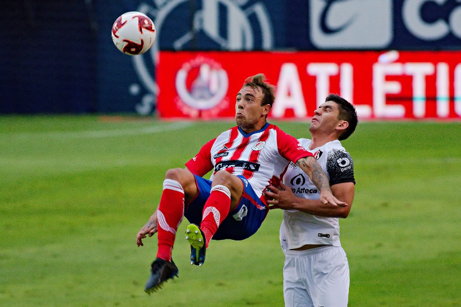 Matías Catalán y Jesús Angulo pelean el balón en el San Luis vs Atlas. FOTO: Imago7.