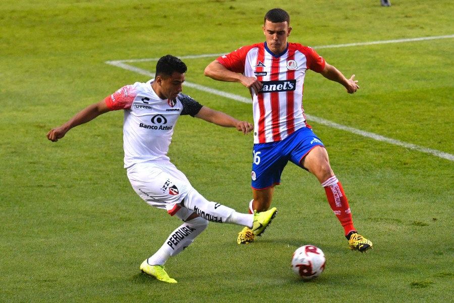 Ian Torres  busca mandar un servicio ante la marca de Enrique López. FOTO: Imago7.