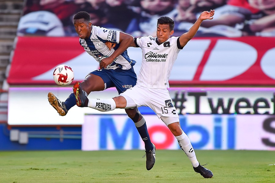 Oscar Murillo y Ángel Sepúlveda pelean el esférico. FOTO: Imago7.