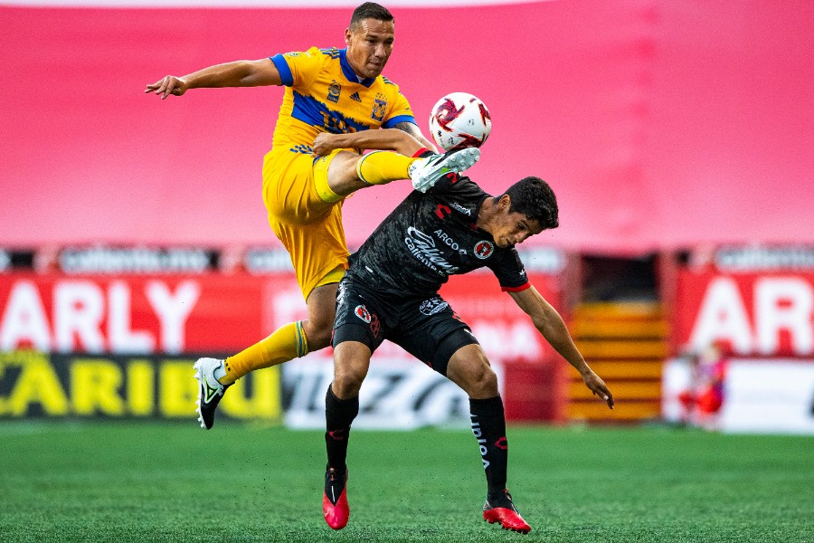 Jesús Dueñas, de Tigres, intenta cortar un avance de Xolos. FOTO: Imago7.