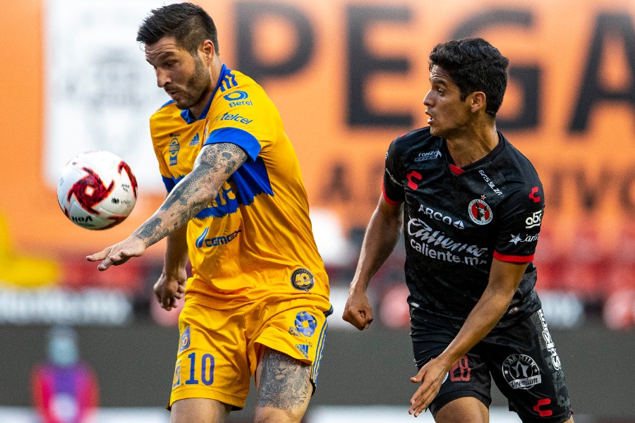 Gignac busca controlar el balón ante la marca de Jaime Gómez. FOTO: Imago7.