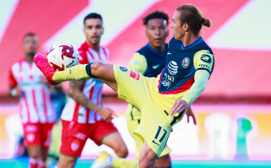 Sebastián Córdova intenta un pase de tacón. FOTO: Imago7.