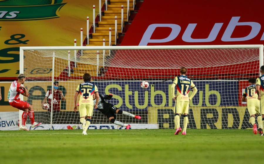 Lucas Passerini, de Necaxa, vence a Ochoa por la vía del penalti. FOTO: Imago7.
