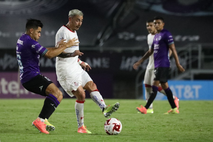 Rubens Sambueza manda un servicio ante la marca de un mazatleco. FOTO: Imago7.