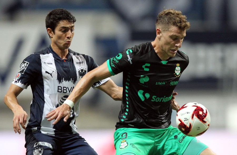 Julio Furch controla el balón en su visita a la casa de Rayados. FOTO: Imago7.