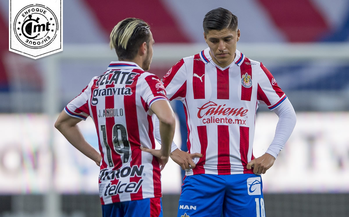 Jesús Angulo y Ronaldo Cisneros durante el duelo de la Jornada 3. (Foto: Mexsport)