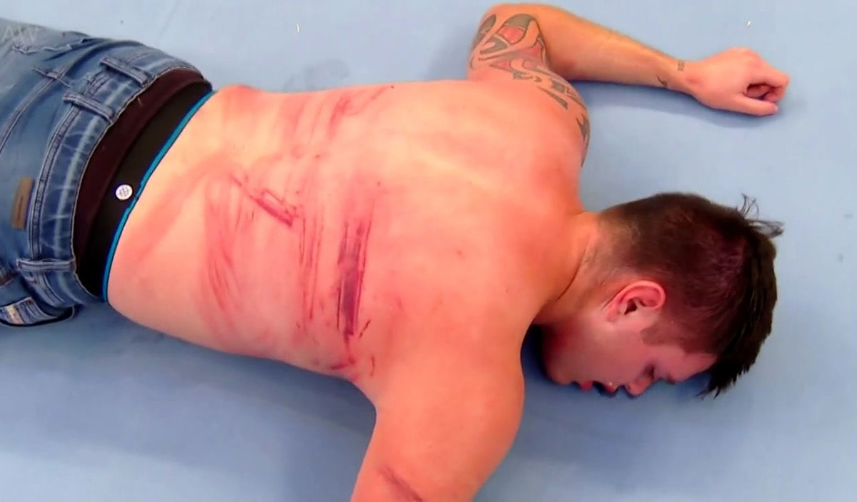 Dominik Gutiérrez fue salvajemente golpeado por Seth Rollins con un palo kendo. (WWE)