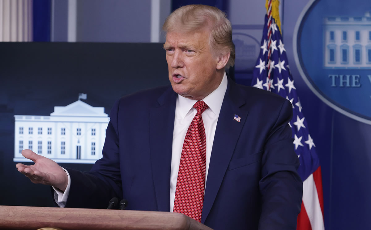 El presidente de Estados Unidos fue escoltado fuera de la sala de prensa (AFP)