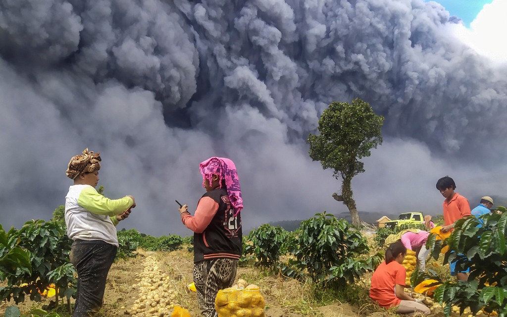 Volcán Sinabung explota en Indonesia; impresionantes videos (AP)