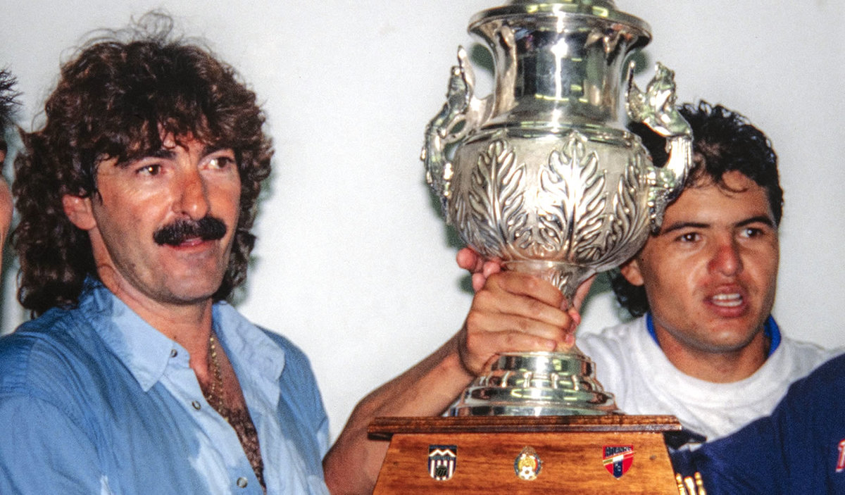 La Volpe y Daniel Guzmán con el trofeo de la Temporada 1992-93 ganado con Atlante. (Mexsport)