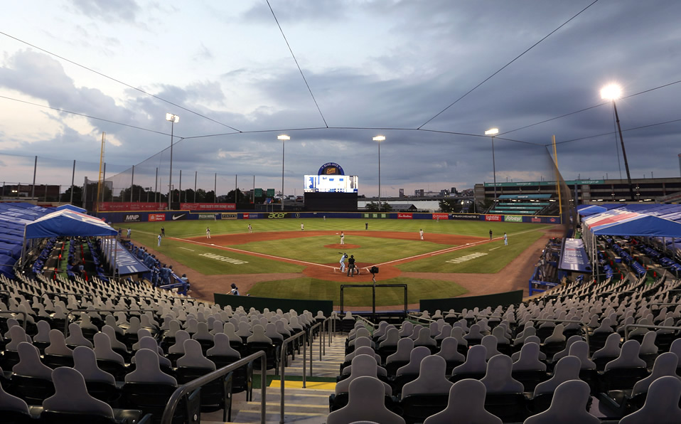 El Sahlen Field tuvo que ser acondicionado. (Foto: AP)