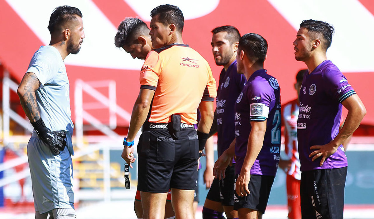 Jorge Pérez Durán fue el árbitro en el Necaxa-Mazatlán que terminó con victoria local. (Imago7)