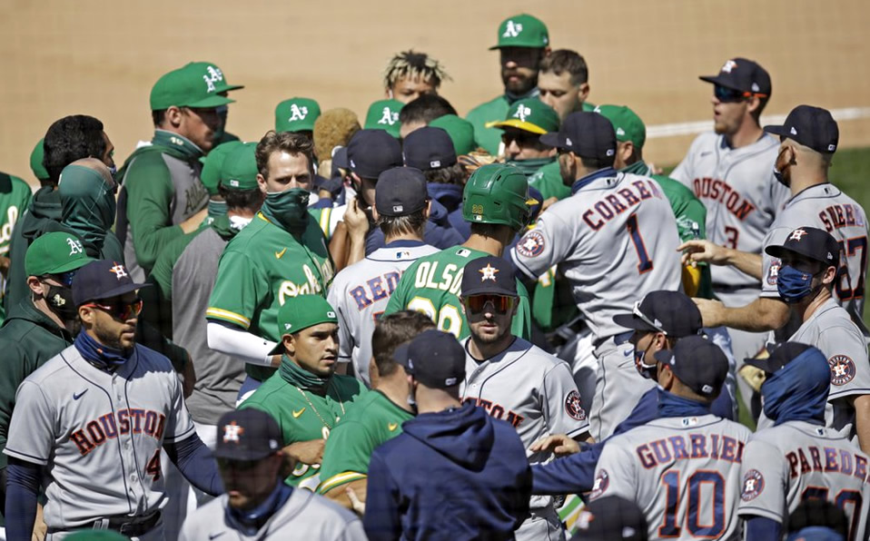 Laureano recibió un segundo pelotazo antes de comenzar el pleito. (Foto: AP)