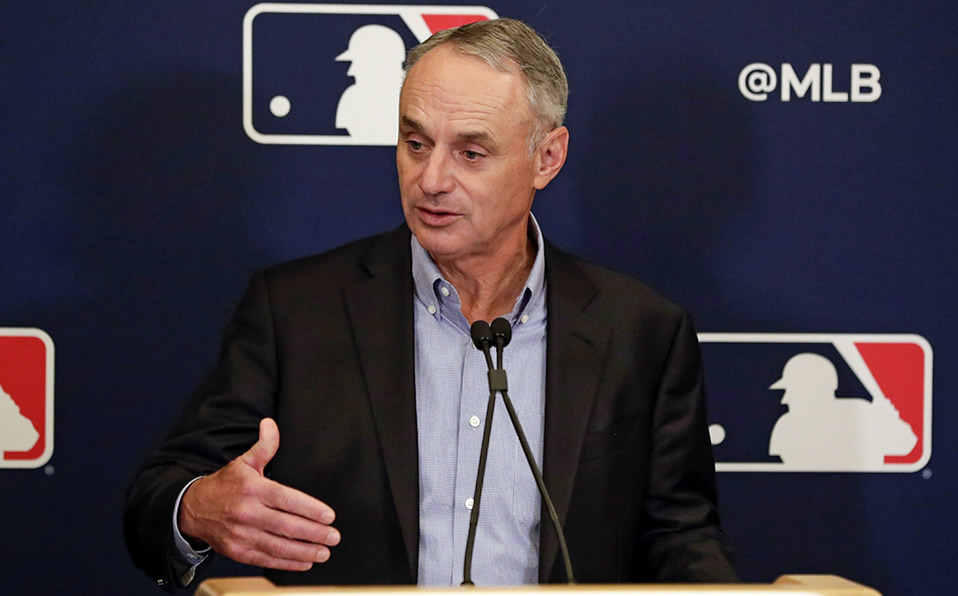 Manfred y los dueños votaron por iniciar la temporada en medio de la pandemia. (Foto: AP)