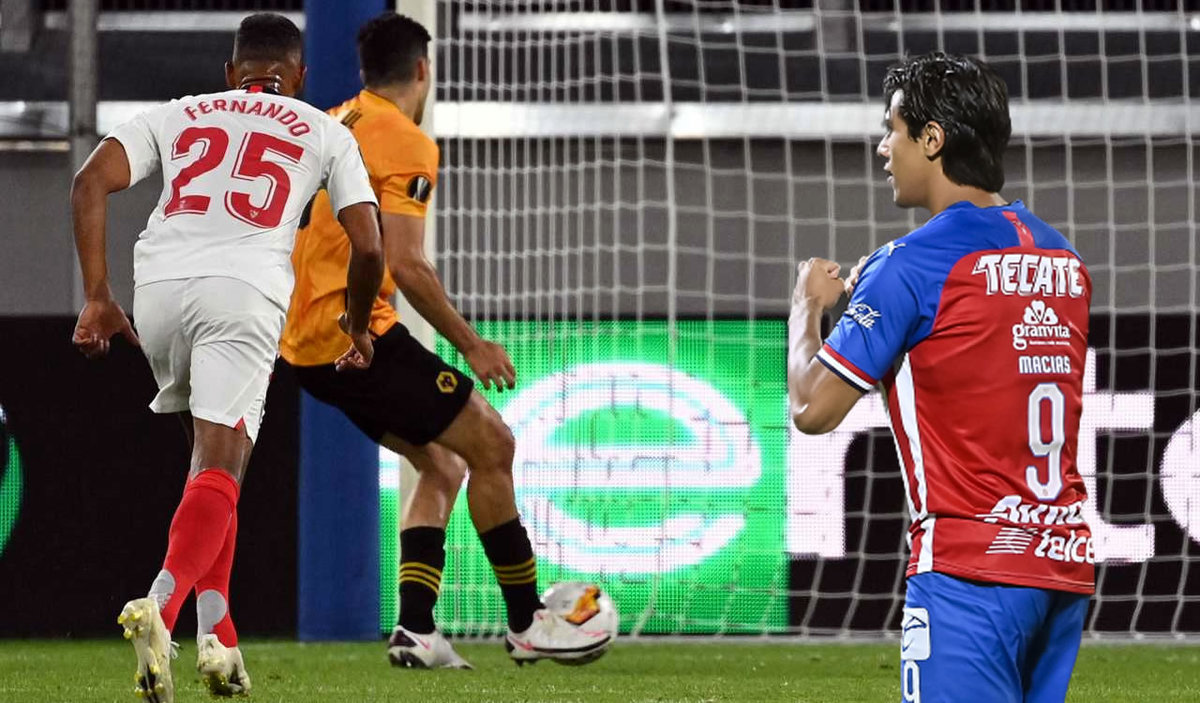 Raúl Jiménez erró un penal en el 1T que a la postre eliminó al Wolverhampton. (AFP | Imago7)
