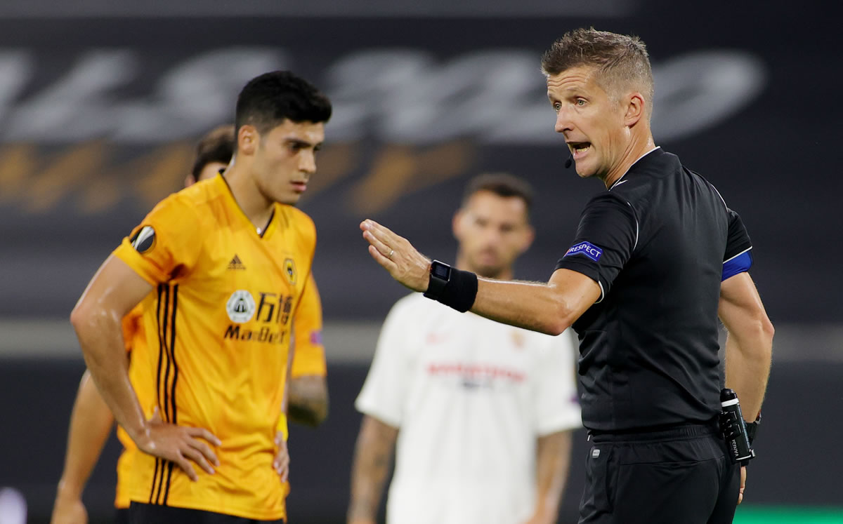 Raul Jiménez falla penal de la ventaja. (AFP)