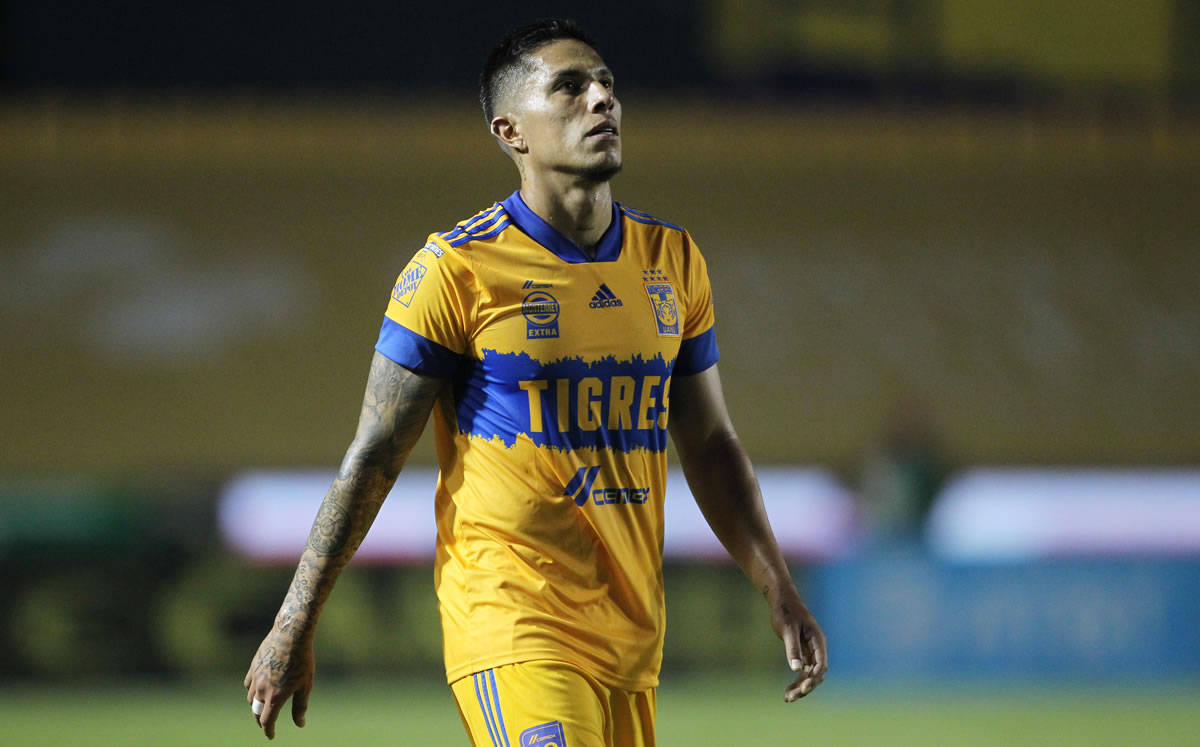Carlos Salcedo se fue expulsado ante Puebla. (Foto: Imago7)