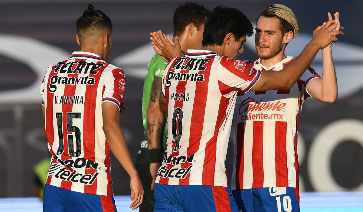 José Juan Macías fue quien anotó el penal para el primer gol de Chivas en el torneo. (Imago7)