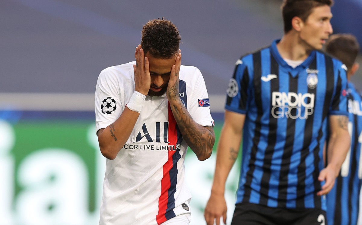Neymar se lamenta de su grosera falla. Foto: AFP