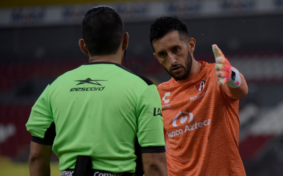 Camilo Vargas tuvo mucho diálogo con el silbante. FOTO: Imago7.
