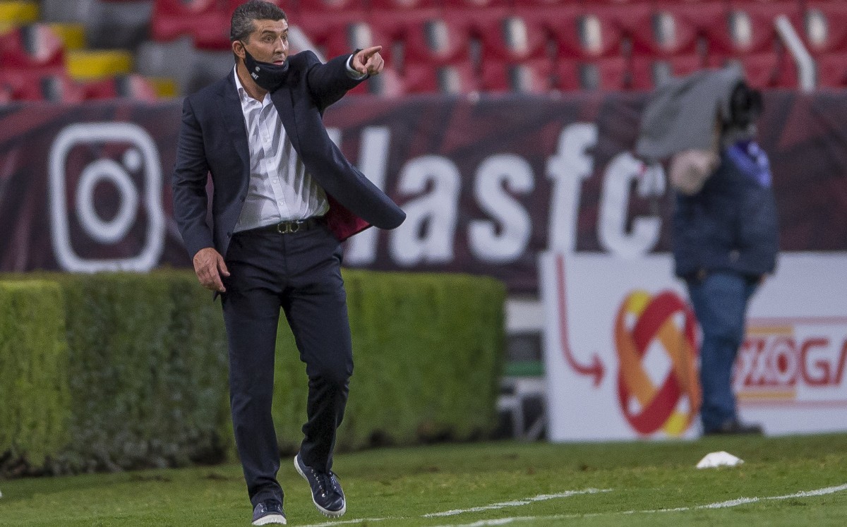 El Chepo dando indicaciones a sus pupilos en el Estadio Jalisco. FOTO: Mexsport.