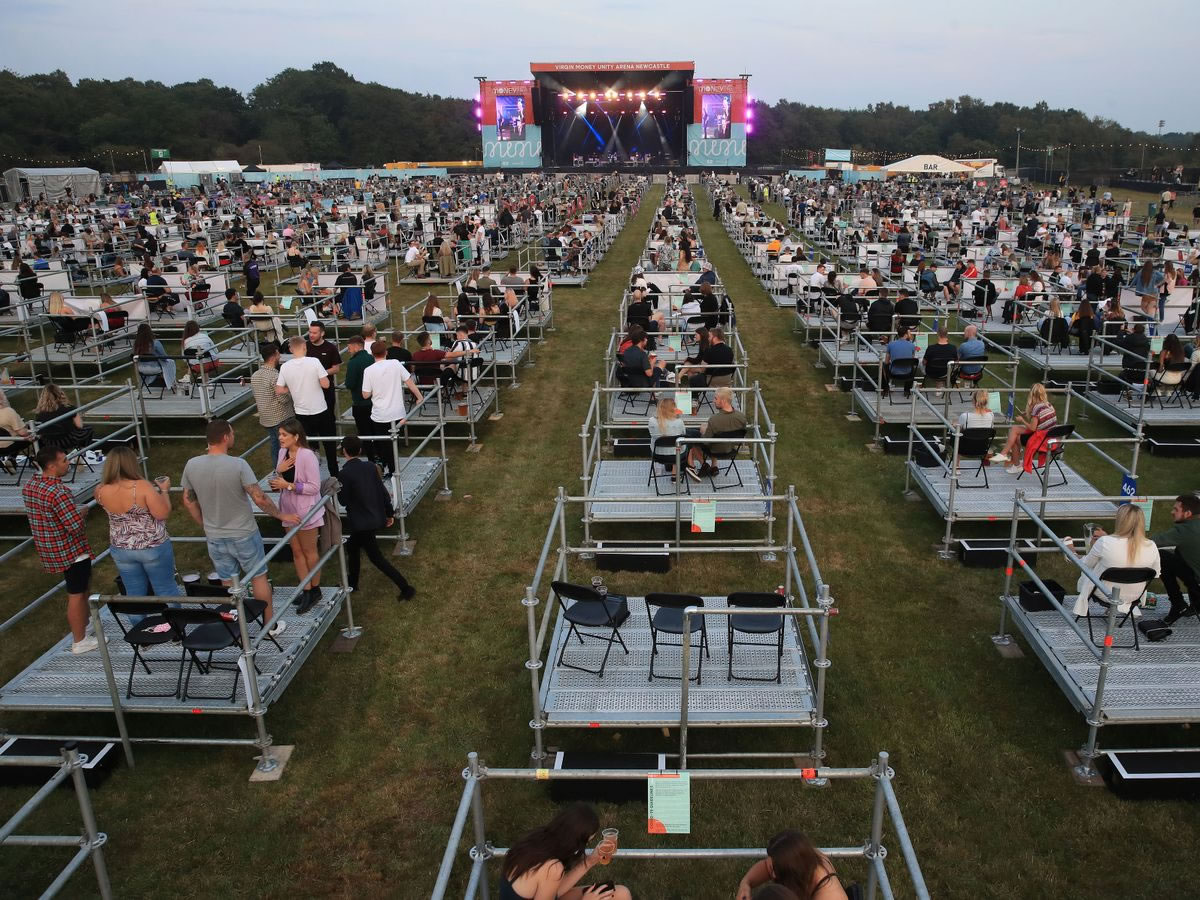 En total se colocaron 500 plataformas metálicas para los fanáticos de la música.