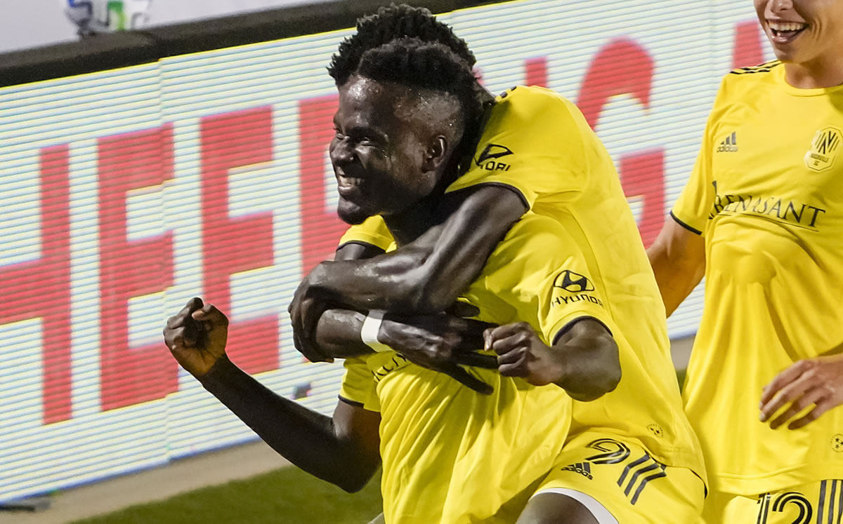 David Accam fue el héroe de la noche (AP)