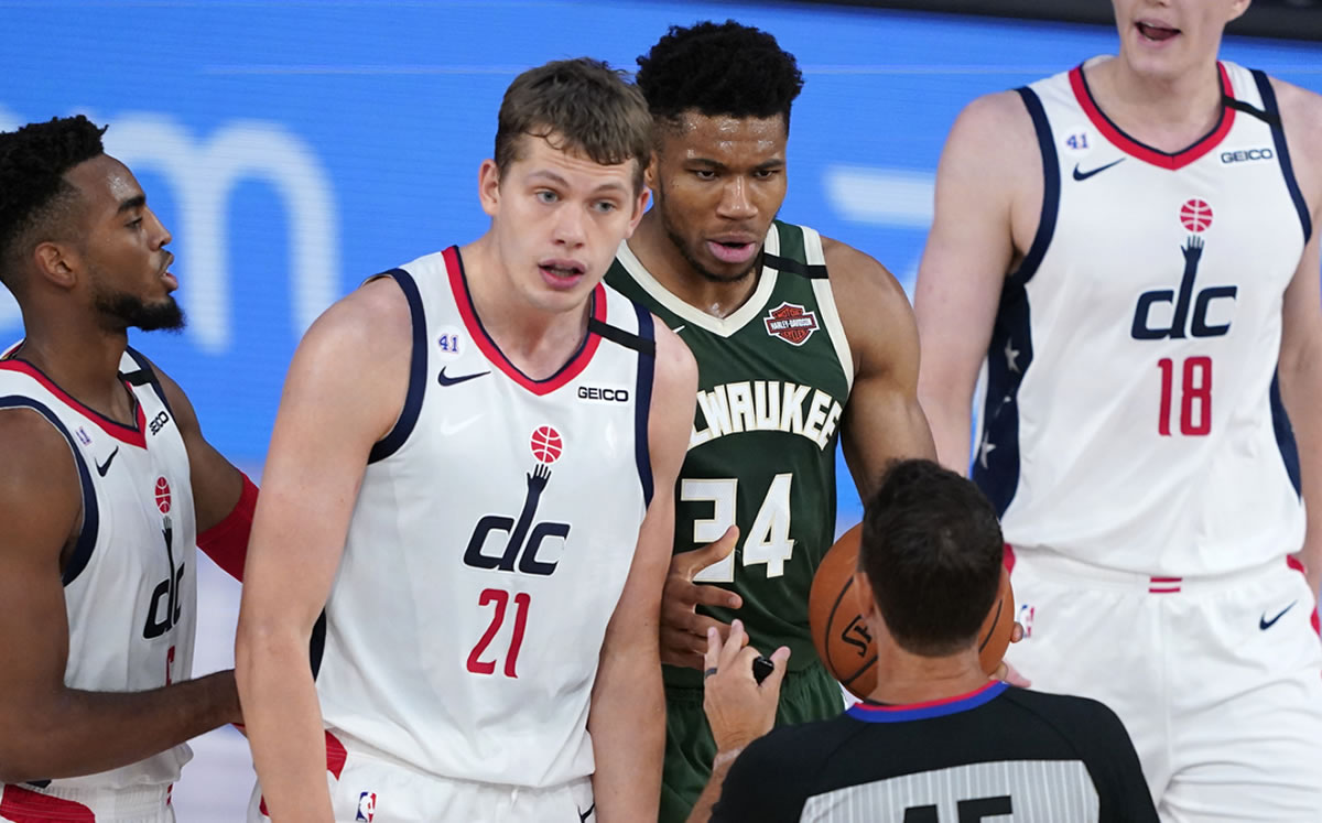 El griego cabeceó al jugador de los Wizards (AFP)