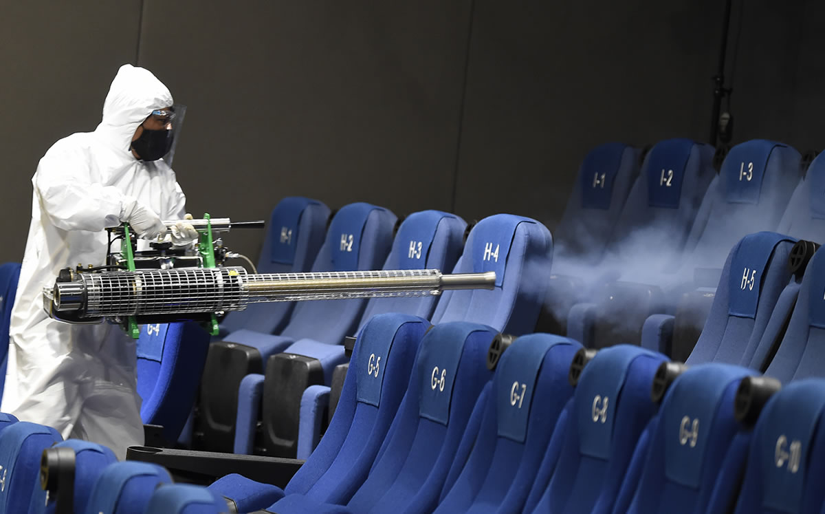 El miércoles, sus salas fueron desinfectadas y marcadas para recordar a los usuarios la sana distancia. (AFP)