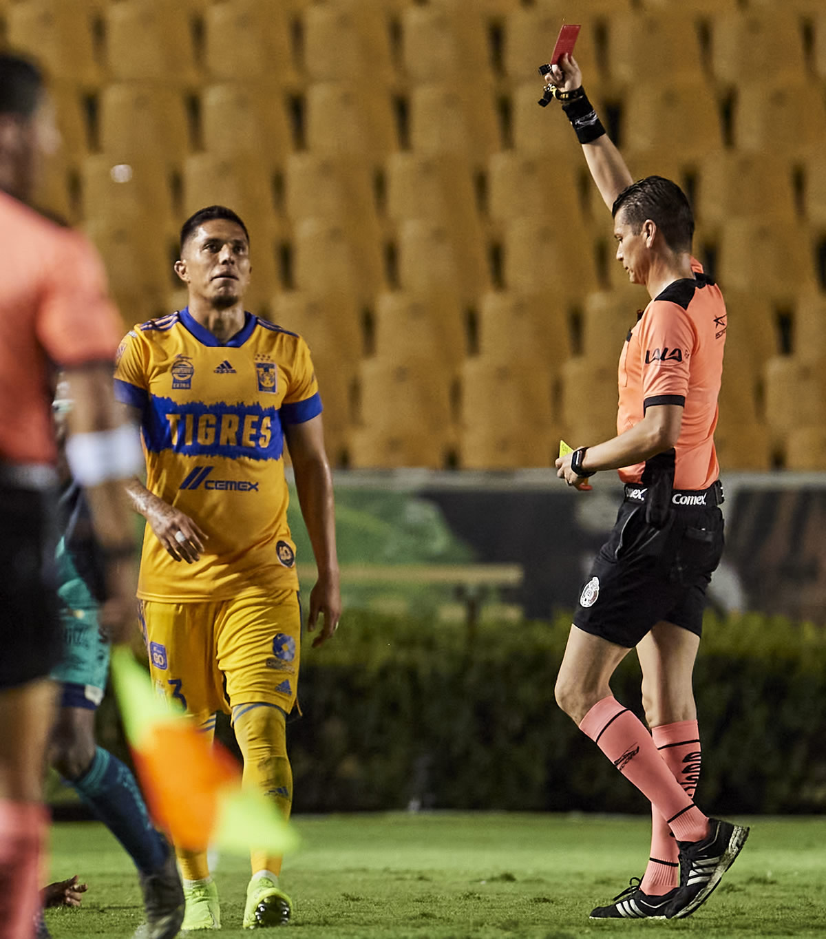 El momento en que Carlos Salcedo es expulsado tras cometer una falta sobre Bernardo Cuesta. (Foto: Mexsport)