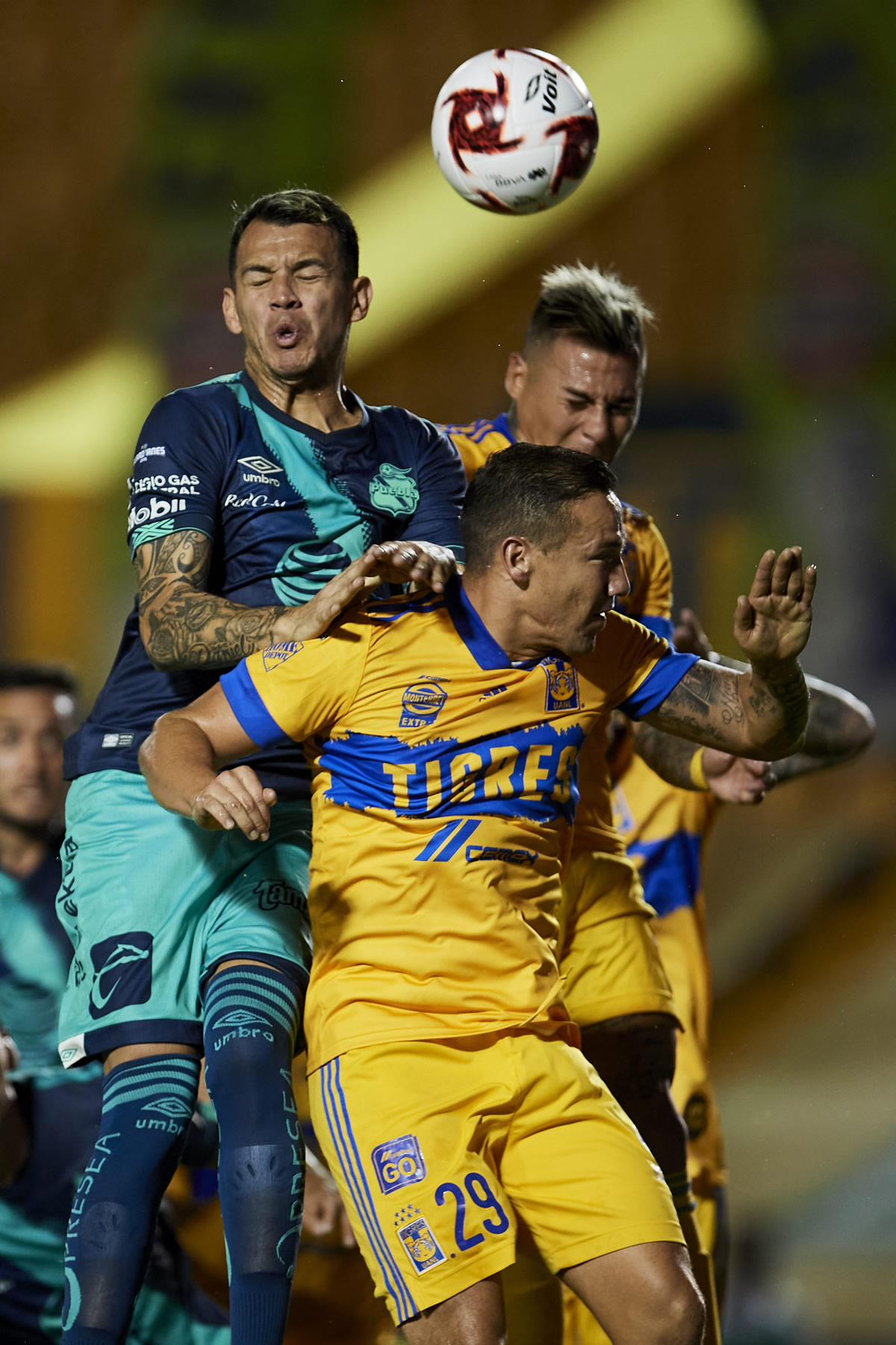Daniel Arreola disputa el balón con Jesús Dueñas y Eduardo Vargas. (Foto: Mexsport)