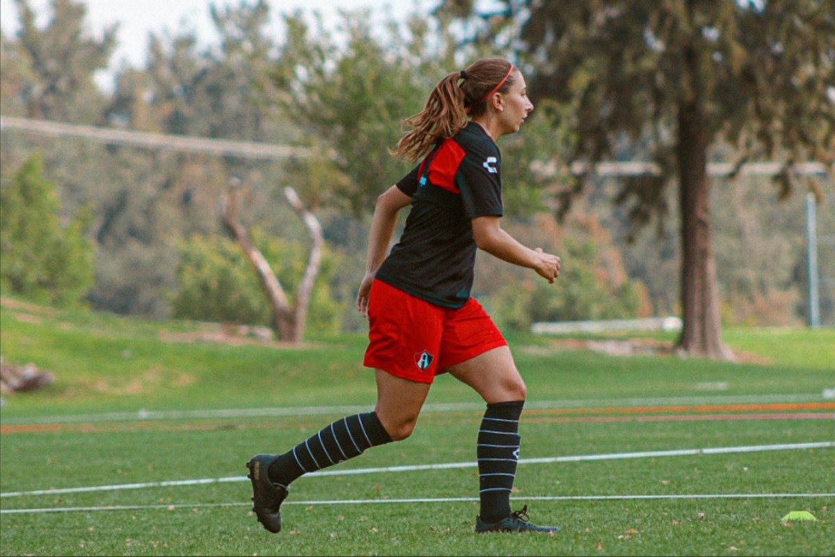 Isabella Amyx ya luce los colores rojinegros. FOTO: @AtlasFCFemenil