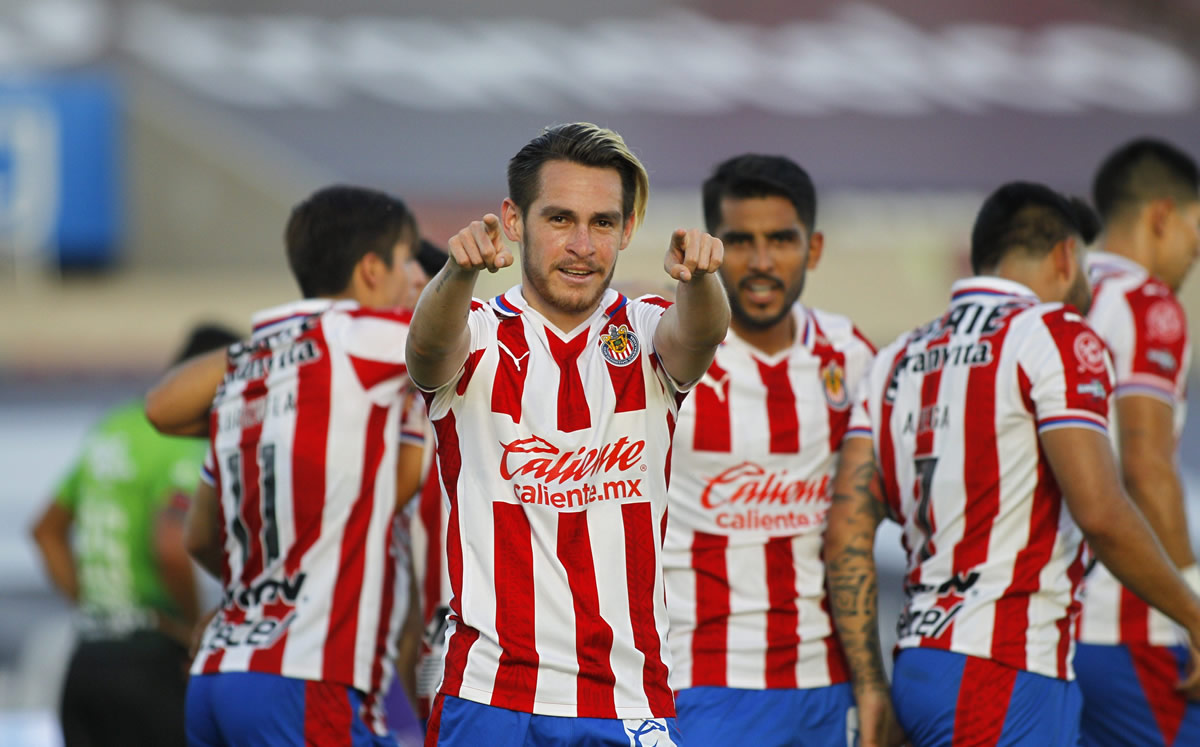 Jesús Angulo celebra el segundo gol de las Chivas frente a Juárez. (Foto: Mexsport)