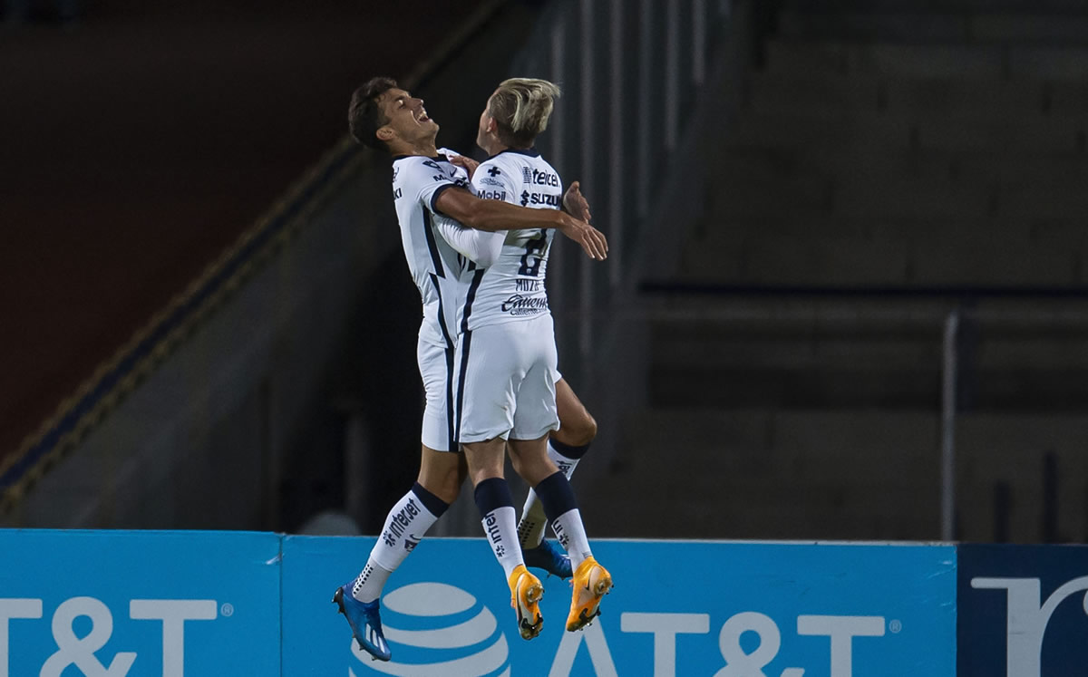 Juan Dinenno (izq.) celebró así su quinto gol del Guard1anes 2020. (Foto: Mexsport)