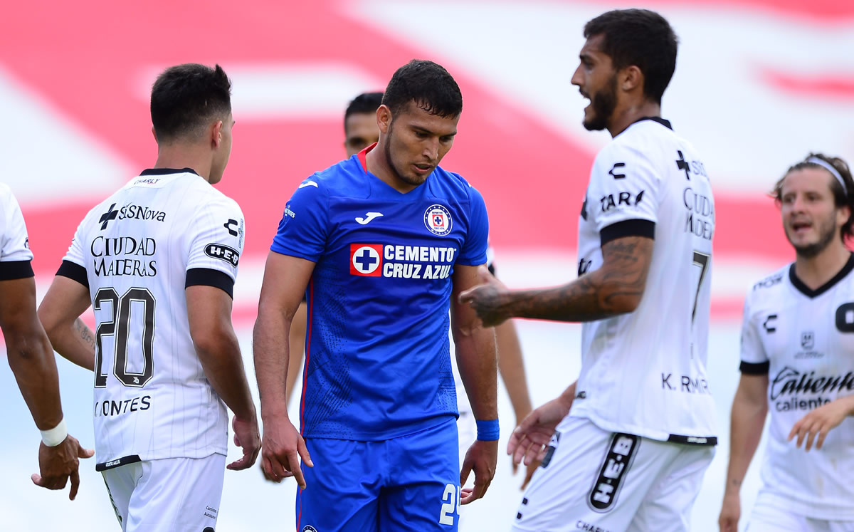 Juan Escobar se queda atónito tras el gol de Gallos, que le propinó su primera derrota del torneo a Cruz Azul. (Foto: Mexsport)