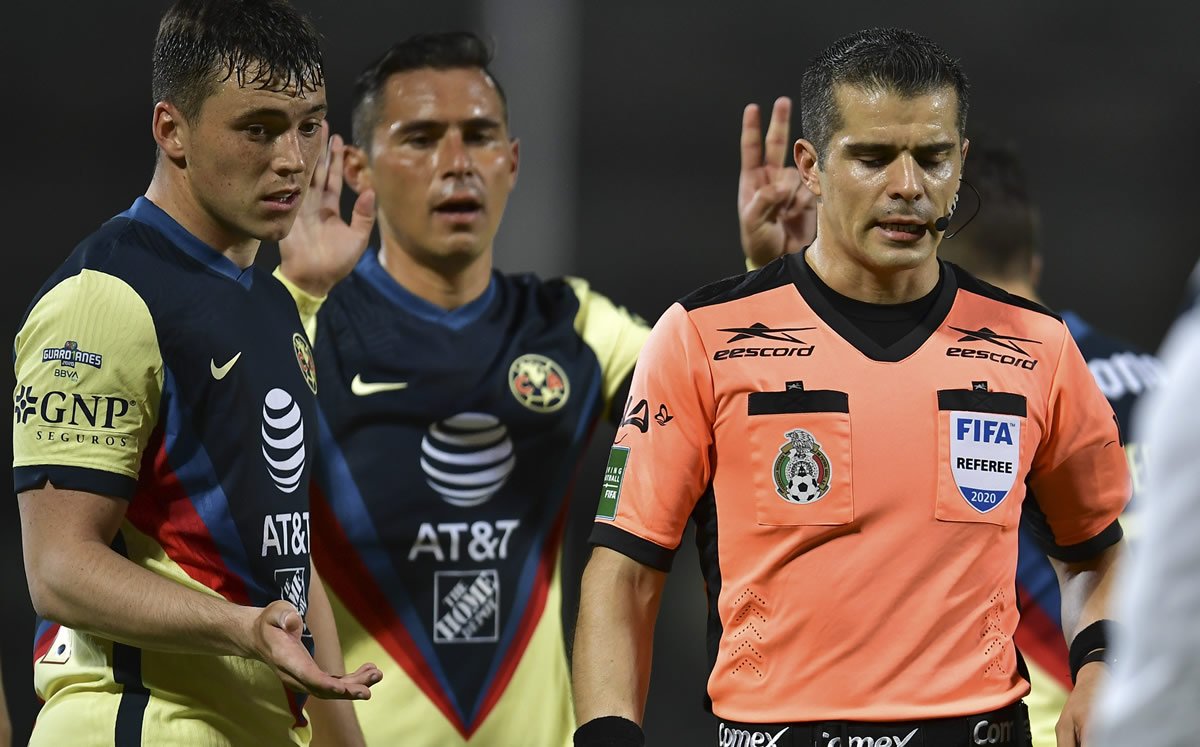 Los jugadores del América reclaman al árbitro Fernando Hernández el penal con el que Santos descontó. (Foto: Mexsport)