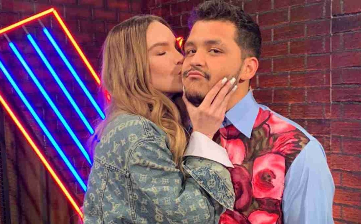 ¡Jugaron con nuestros sentimientos!, las redes sociales les reclaman a los dos cantantes.
