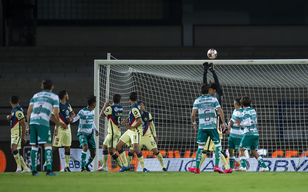 Memo Ochoa fue exigido hasta el segundo tiempo. (Foto: Mexsport)